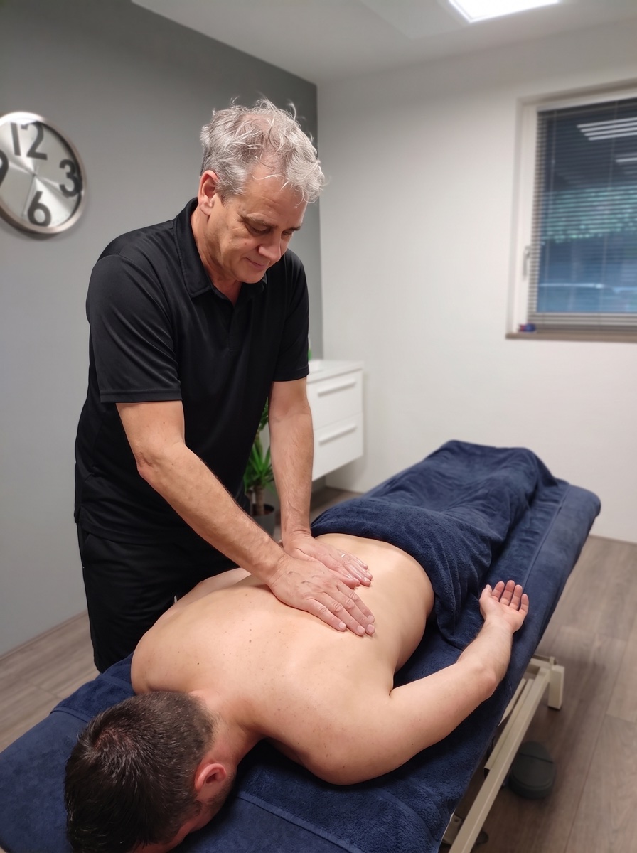 Gert geeft een rugmassage in de praktijk in Dalen