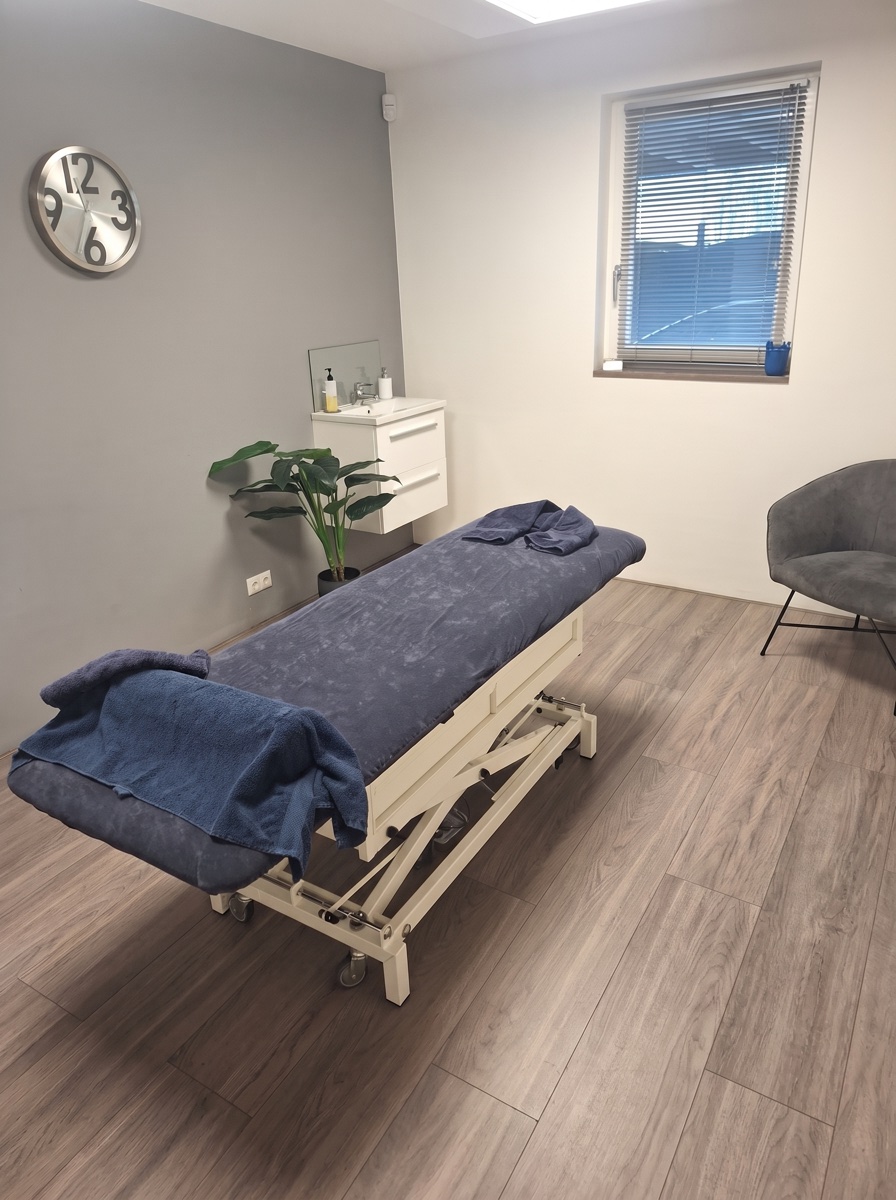 Behandelkamer met massagetafel en handdoeken bij GS-Sportmassage